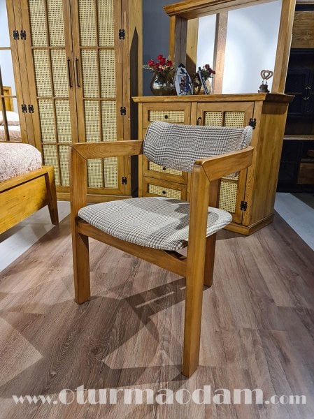 Hazar Kollu Sandalye