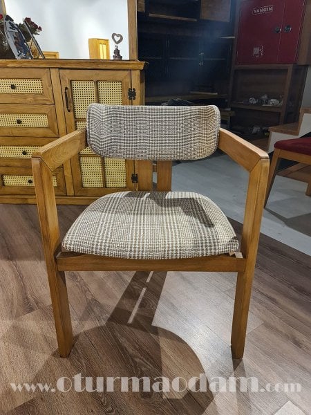 Hazar Kollu Sandalye