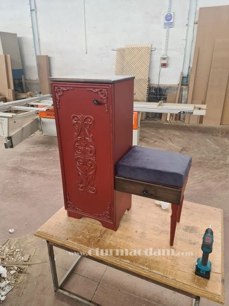 Kırmızı Puflu Ayakkabılık